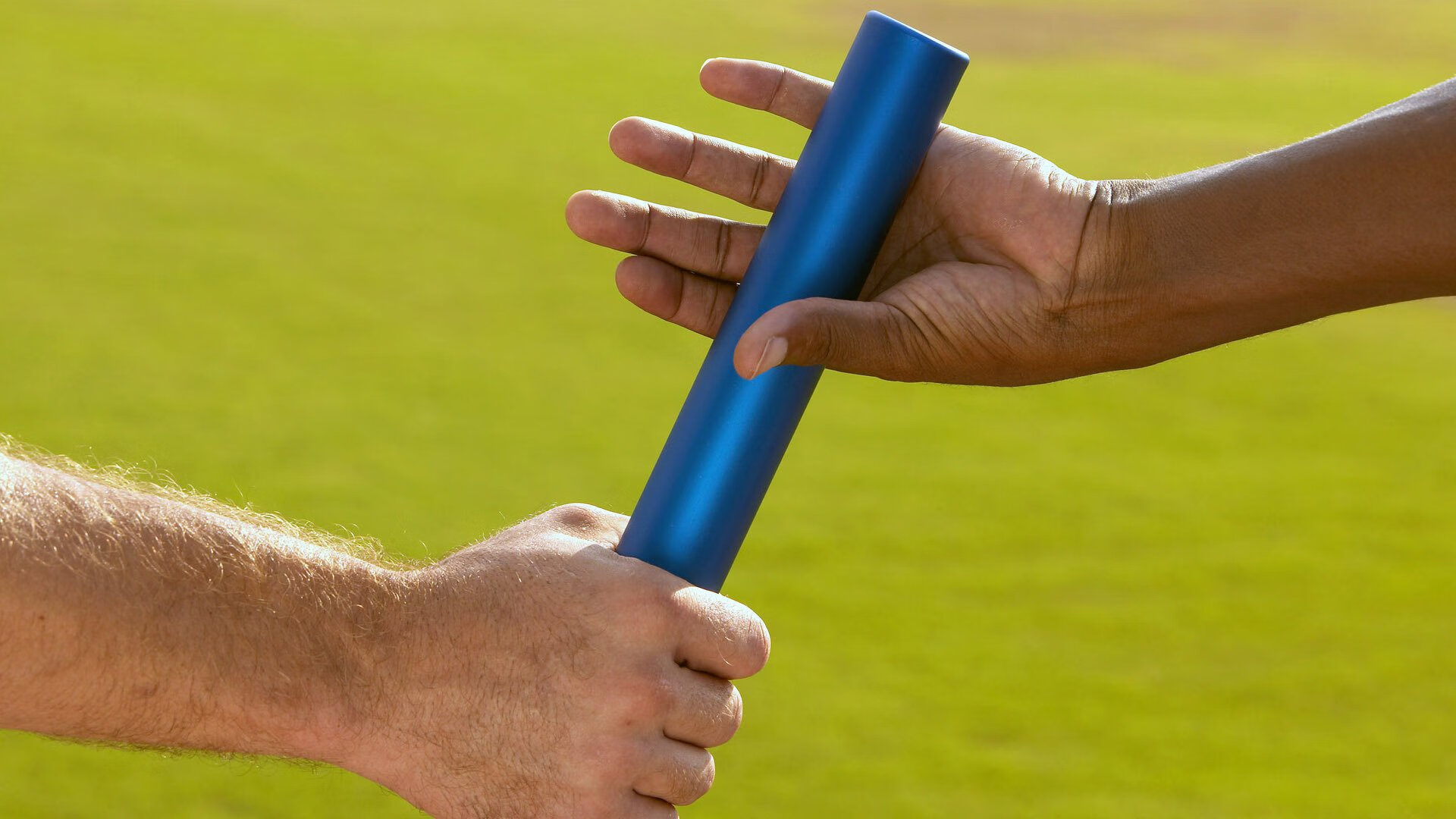 球迷“疯狂打call”：现场气氛点燃全场，球迷狂欢